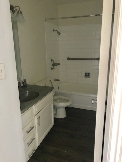 Building Photo - 2021 W Hayward Ave #1