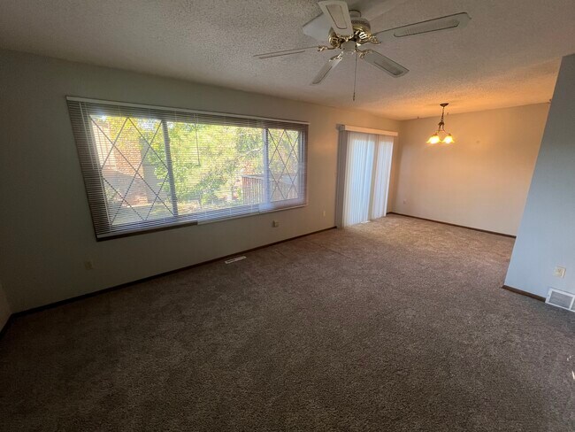 Foto del edificio - 215 Elton Hills Dr NW