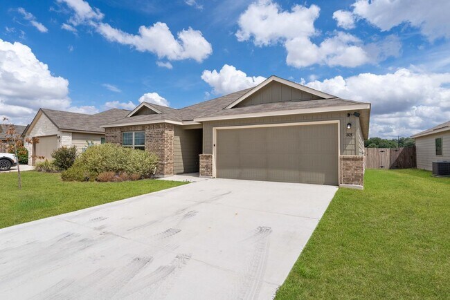 Foto del edificio - Stylish 3-Bed Home with Island Kitchen, Private Patio & Fenced Yard in Seguin