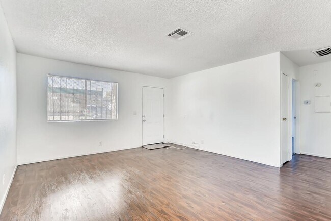 Foto del edificio - Redone STUNNING 1st floor Apartment!