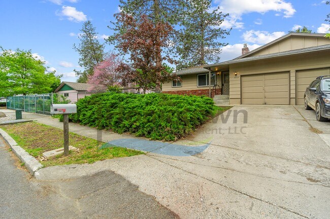 Foto del edificio - 2 Bedroom 1 Bath Home with Attached Garage...
