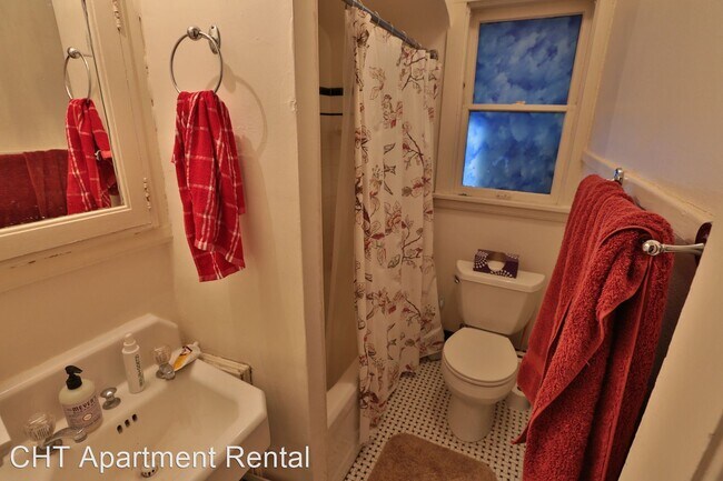 Building Photo - 1 br, 1 bath Apartment - 128 W. Gilman St.