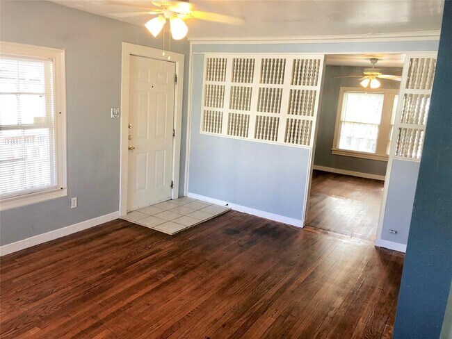 Building Photo - 2404 Yoakum Blvd