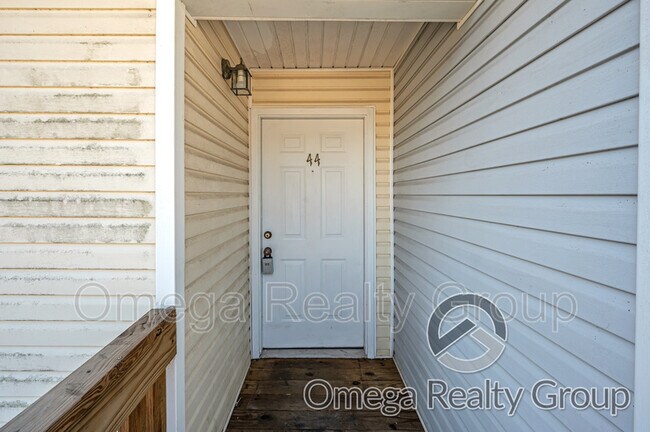 Building Photo - 484 Grey Hill Rd
