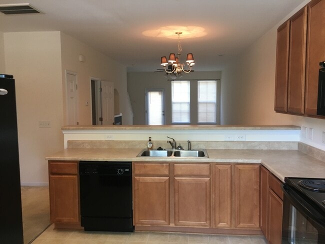 Building Photo - Townhouse For The Family!!