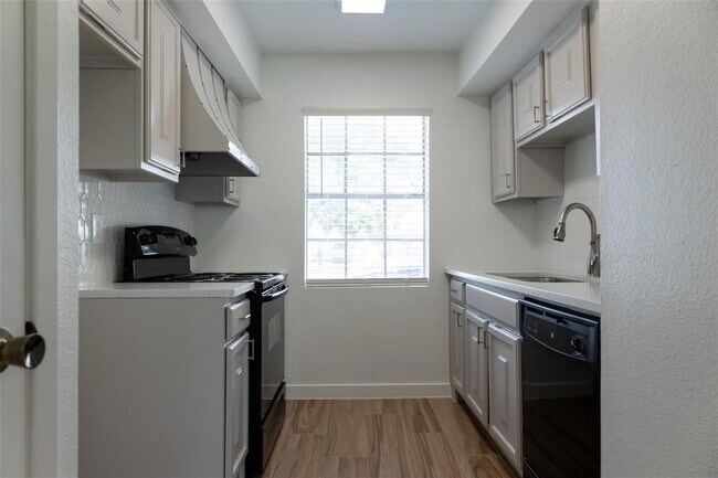 Building Photo - 8102 Amelia Rd