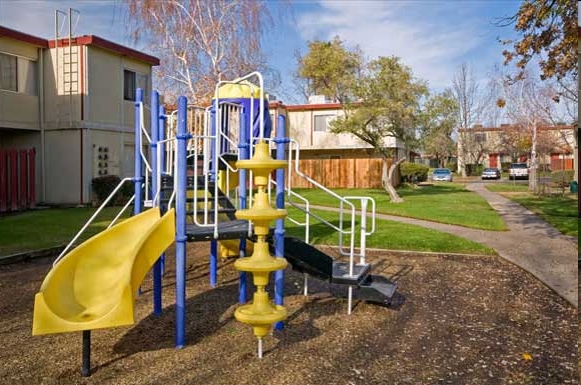 Área de juegos para niños - American River Garden Apartments