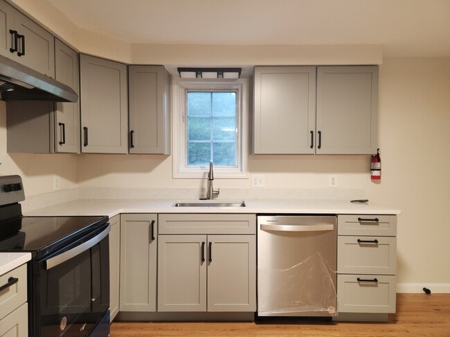 new cabinets,quartz countertop - 36 Stockman Ave