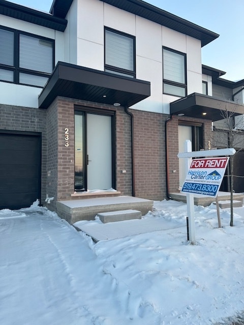 Photo du bâtiment - Beautiful 3-Bedroom Townhome for Rent in Kilworth Heights, Komoka – Available Jan 1, 2026!