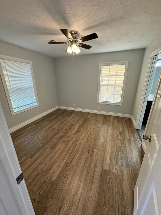 Photo - 1001 N Locust Ln House