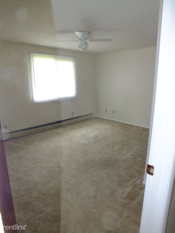 Building Photo - 3 br, 1 bath House - Frontage Road blue