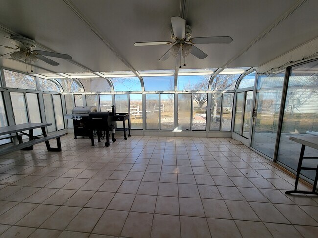 SALA DE ESTAR SOLEADA - 22310 Kimberly Rd