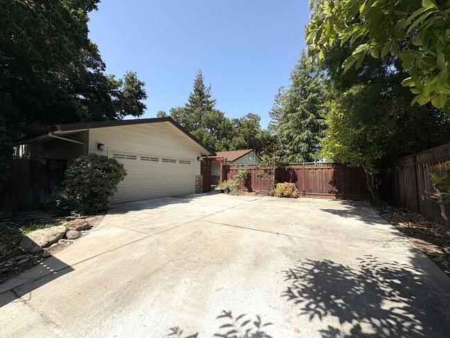 Building Photo - Stunning 4-Bedroom Home with Pool, Solar P...