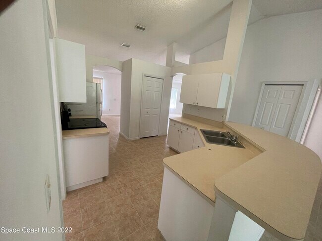 Foto del edificio - 1598 Degroodt Rd SW