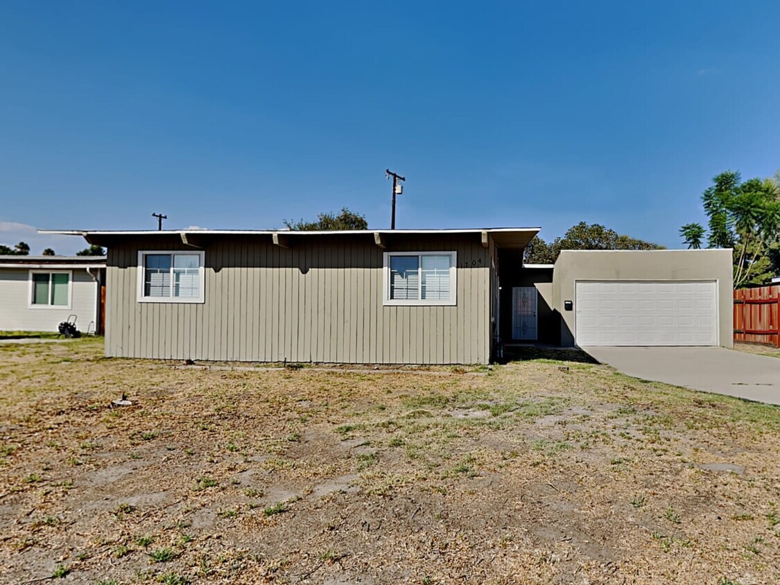 Primary Photo - 1704 Manor Cir