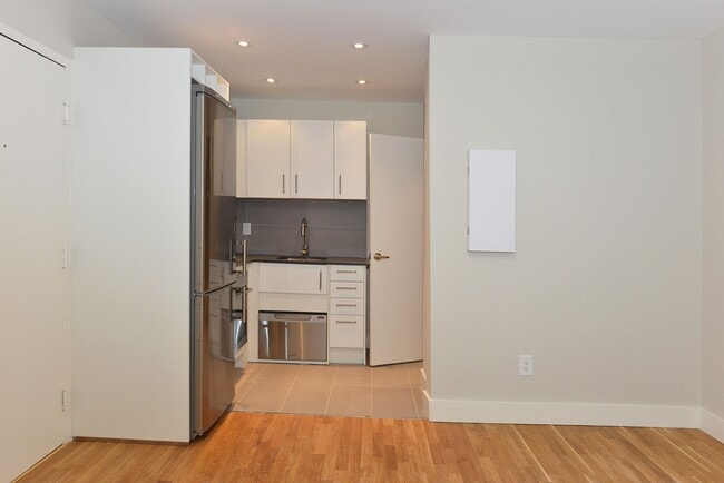 Building Photo - 54 Maitland St
