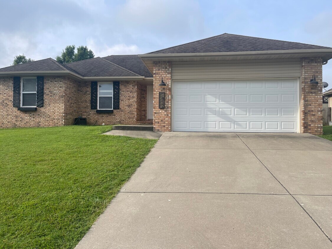 912 Wesley Ave, Nixa, MO 65714 House for Rent in Nixa, MO
