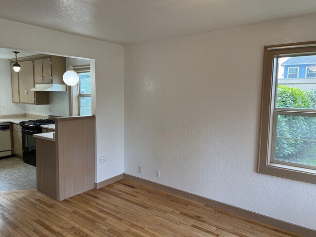 Foto del edificio - 3 Bed, 1.5 Bath near Rose Garden and Willamette River bike path in Whiteaker
