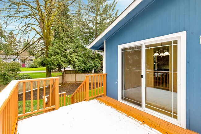 Foto del edificio - Grasslawn Park  Redmond Tri-level home