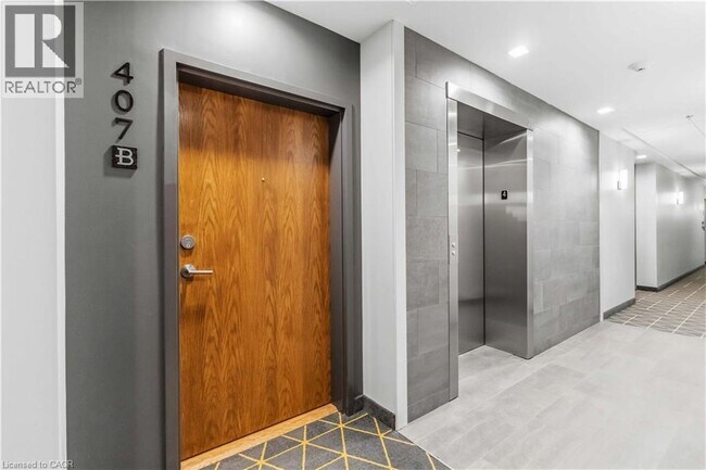 Photo du bâtiment - 255 Northfield Dr E