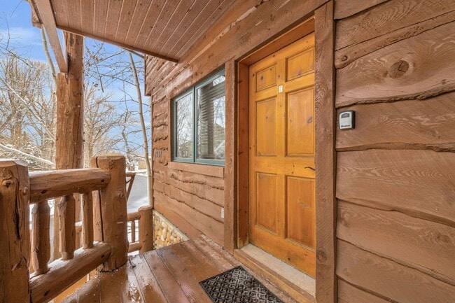 Building Photo - Furnished Timber Wolf Lane Gem - All Utili...