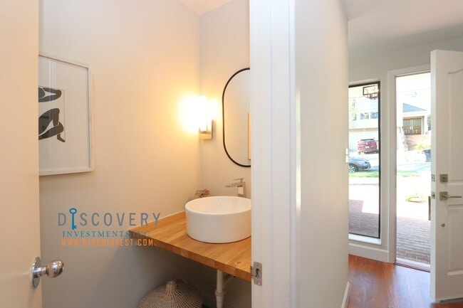 Building Photo - Contemporary Piedmont Four Bedroom Home