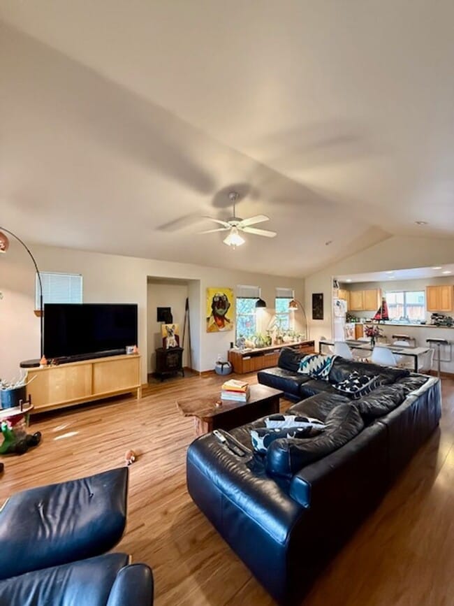 Building Photo - **Charming Single-level 3 Bedroom, 2 Bath ...