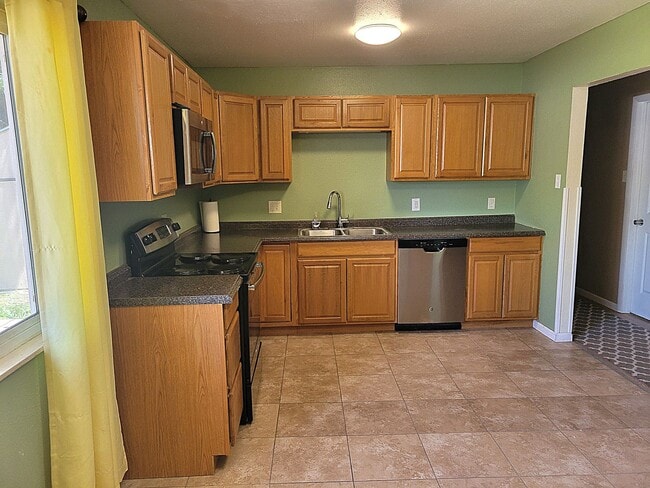 Building Photo - ALL PROSPECTIVE TENANTS MUST SUBMIT A $58 ...