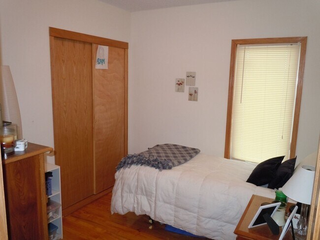 Building Photo - Beautiful 5 Bedroom In Como available Sept...