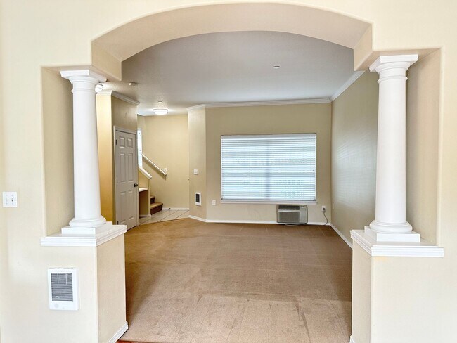 Building Photo - Desirable dual master suite townhouse clos...