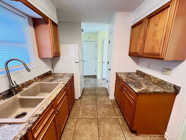 Foto del edificio - Furnished NMB Three-Bedroom Townhome is less than one mile from the Beach! Available Now!