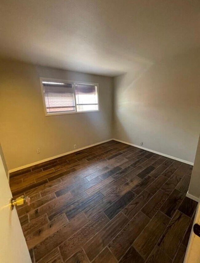 Building Photo - 3 Bed 1 Bath in Clapp Park