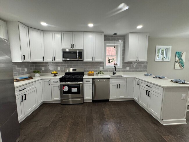 Building Photo - Spacious 4BR House in Baltimore