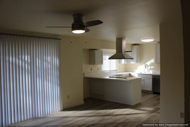 Foto del edificio - Updated One-Story 2-Bedroom Duplex with Ga...