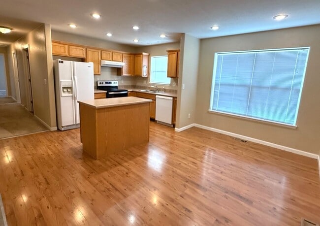 Building Photo - 3 bedroom, 2 bath home with double garage