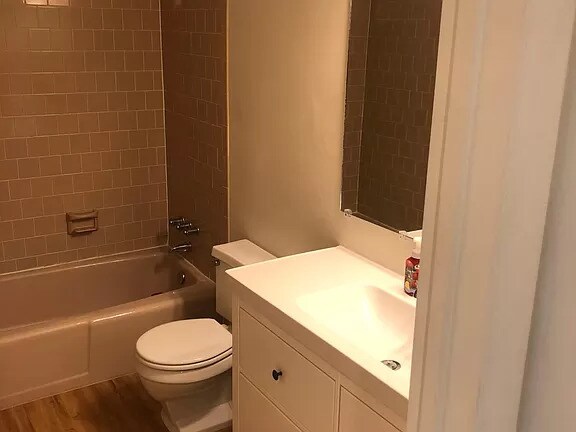 Entrada al baño - 1306 Cedar Park Rd