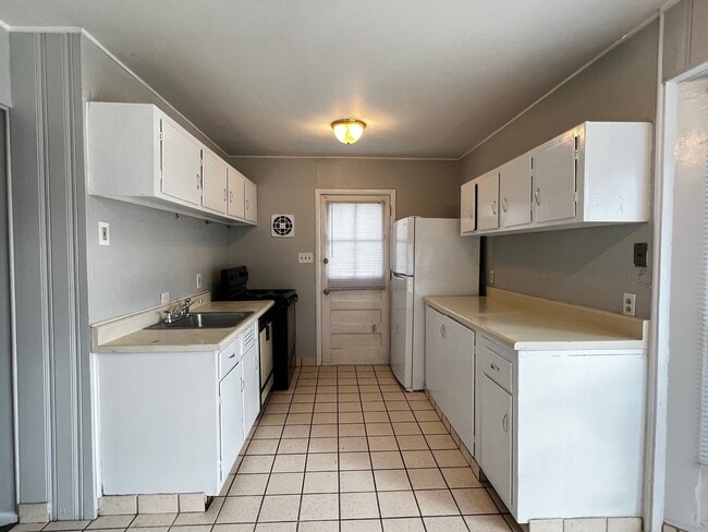 Foto del edificio - 3BR 1BA in Shady Lane - Covered Rear Porch and Covered Parking