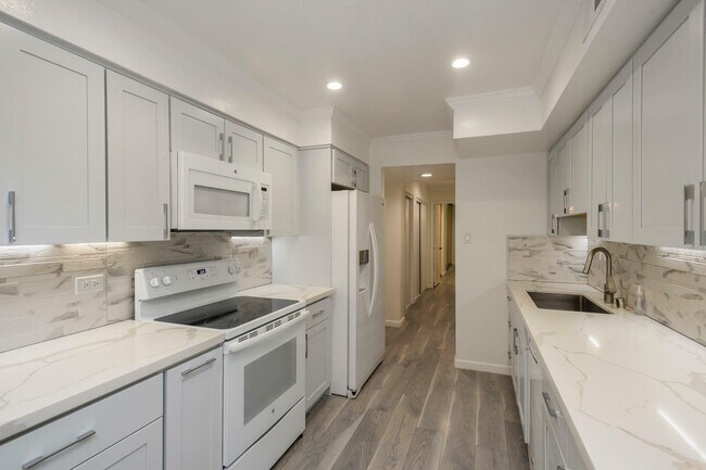 Foto del edificio - 5105 Admiralty Ln
