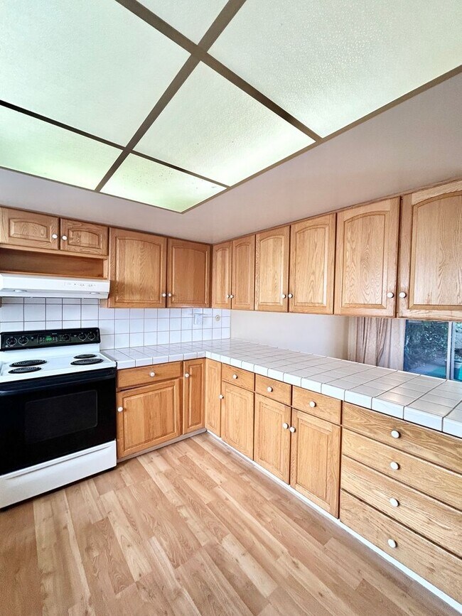 Foto del edificio - Spacious 3-Bed/2.5-Bath Townhome with Bonu...