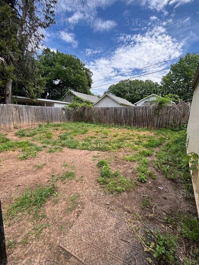 Building Photo - Two bed one bath available now!