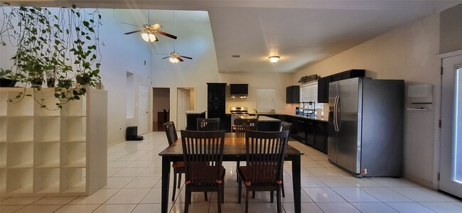 Building Photo - 9734 La Vista Dr