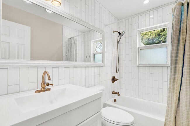 Building Photo - 129 Village Cir