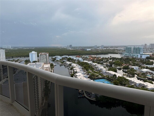 Building Photo - 16001 Collins Ave