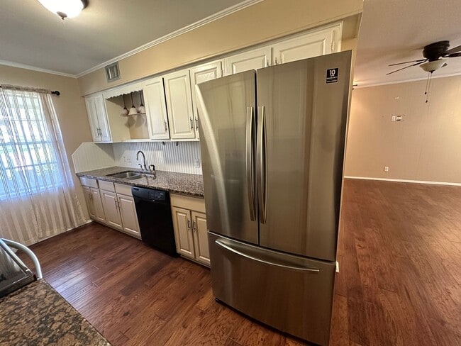 Building Photo - 3/2 with Great Back Yard