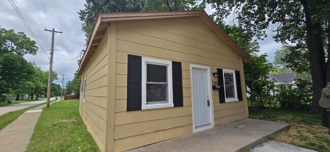 Foto del edificio - Cute 2 bedroom home near downtown
