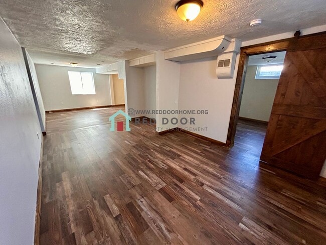 Building Photo - Spacious 3 Bed, 2 Bath Home