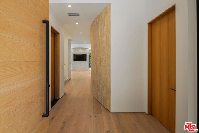 Foto del edificio - 1130 N Poinsettia Pl