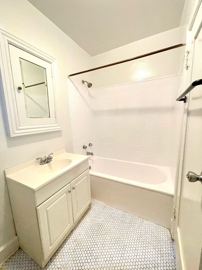 Bathroom - 717 1/2 N Ridgewood Pl