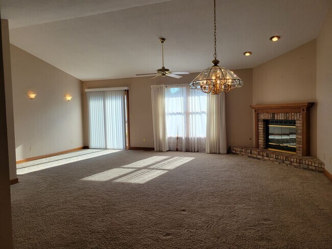Foto del edificio - Large and In Charge in Rochester: 2 Bedroo...