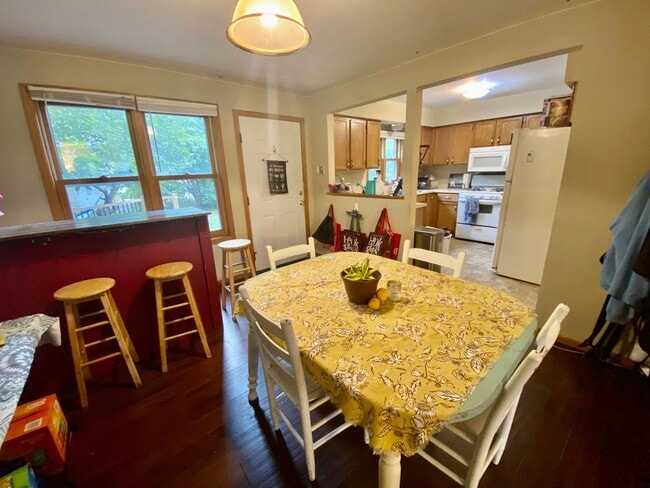 Building Photo - Gorgeous BIG 5BD/3BA House near the U of M...